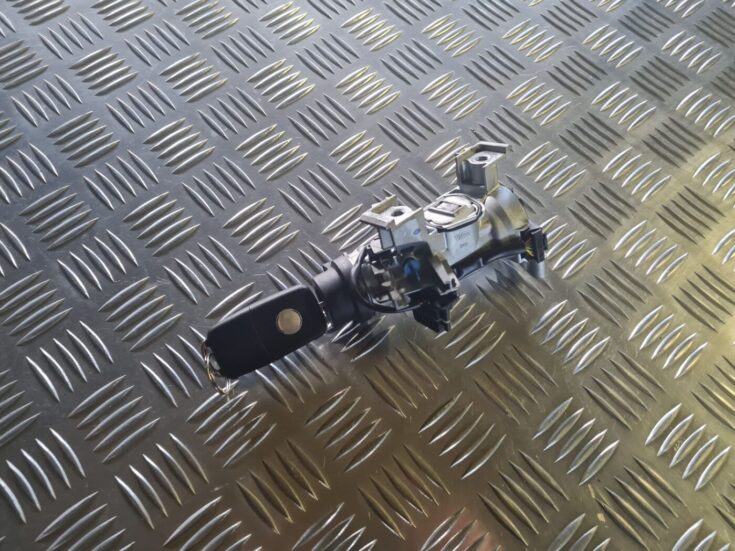 Aizdedzes slēdzene priekš VW GOLF 5 2004