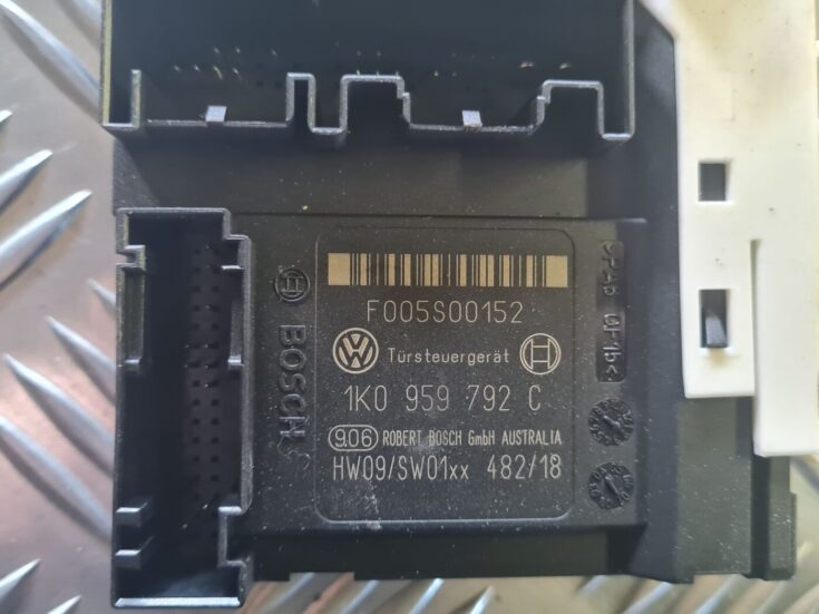 Elektrisko stiklu motors priekš VW GOLF 5 2004