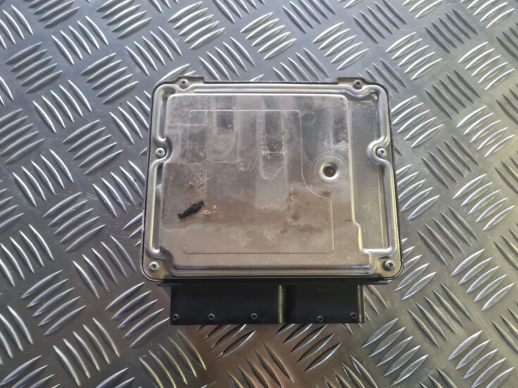 Dzinēja vadības bloks priekš VW GOLF 5 2004