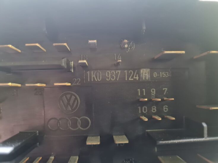 Drošinātāju bloks priekš VW GOLF 5 2004