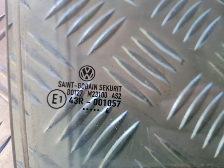 Aizmugurējo labo durvju stikls priekš VW GOLF 5 2004