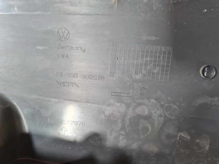 Vidējas salona statnes apdare priekš VW GOLF 5 2004