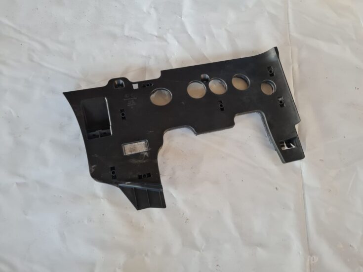 Mērinstrumentu paneļa apakšēja apdare priekš VW GOLF 5 2004