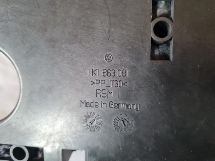 Mērinstrumentu paneļa apakšēja apdare priekš VW GOLF 5 2004