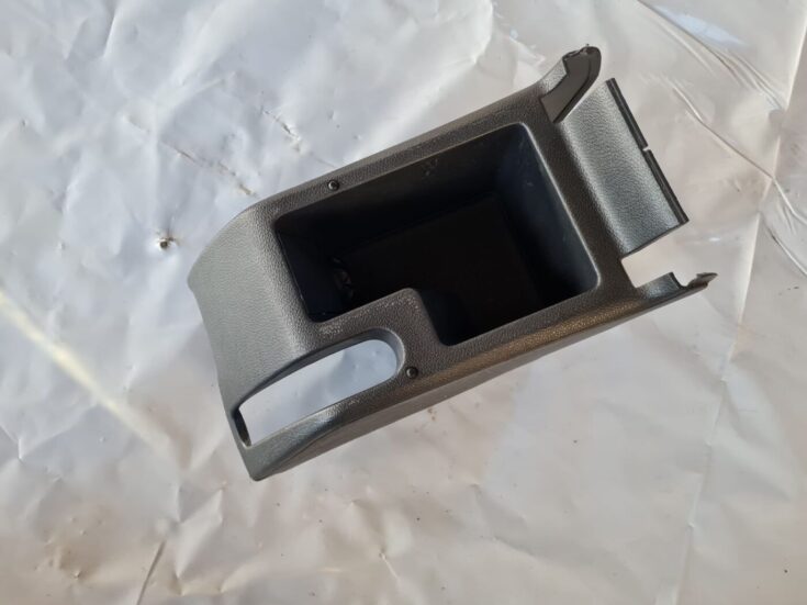 Centrālās konsoles (apdares) vidēja daļa priekš VW GOLF 5 2004