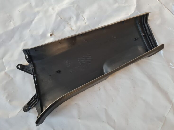 Vidējas salona statnes apdare priekš VW GOLF 5 2004