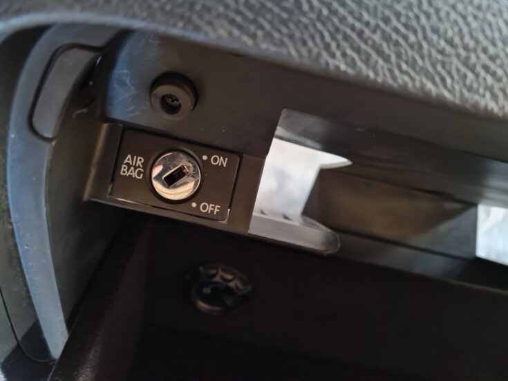 Mantu glabāšanas nodalījums pasažiera pusē priekš VW GOLF 5 2004