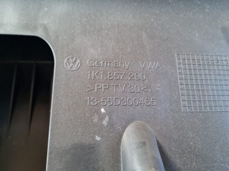 Mantu glabāšanas nodalījums pasažiera pusē priekš VW GOLF 5 2004