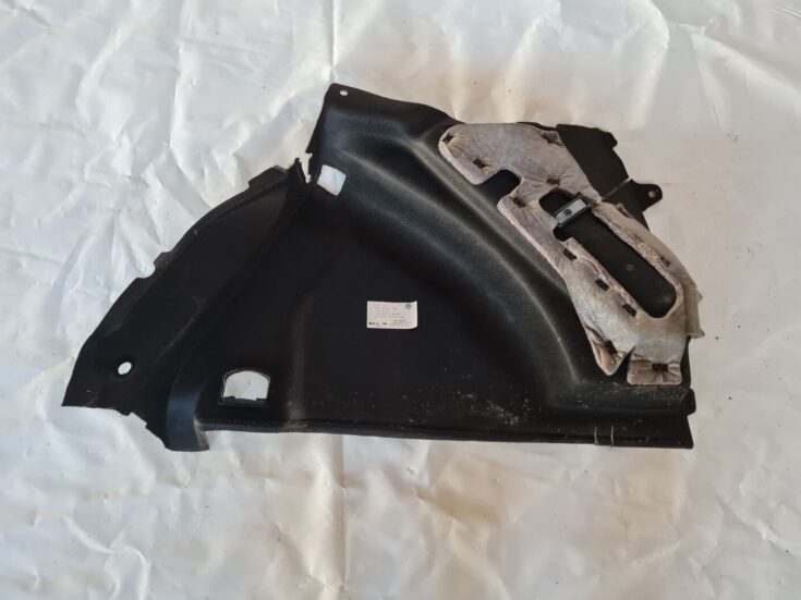 Bagāžnieka nodalījuma sānu apdare priekš VW GOLF 5 2004