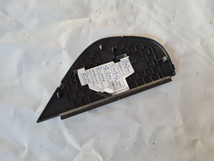 Mērinstrumentu paneļa sānu apdare priekš VW GOLF 5 2004