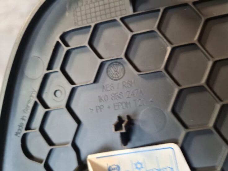Mērinstrumentu paneļa sānu apdare priekš VW GOLF 5 2004