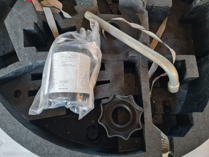 Bagāžnieka nodalījuma instrumentu ieliktnis priekš VW GOLF 5 2004