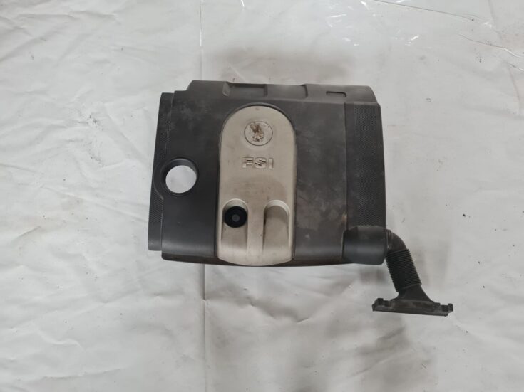 Dzinēja dekoratīvais vāks priekš VW GOLF 5 2004