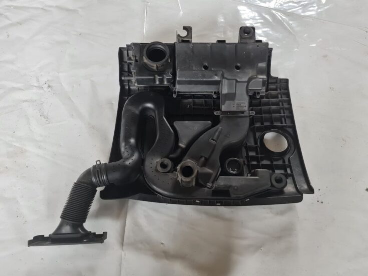 Dzinēja dekoratīvais vāks priekš VW GOLF 5 2004