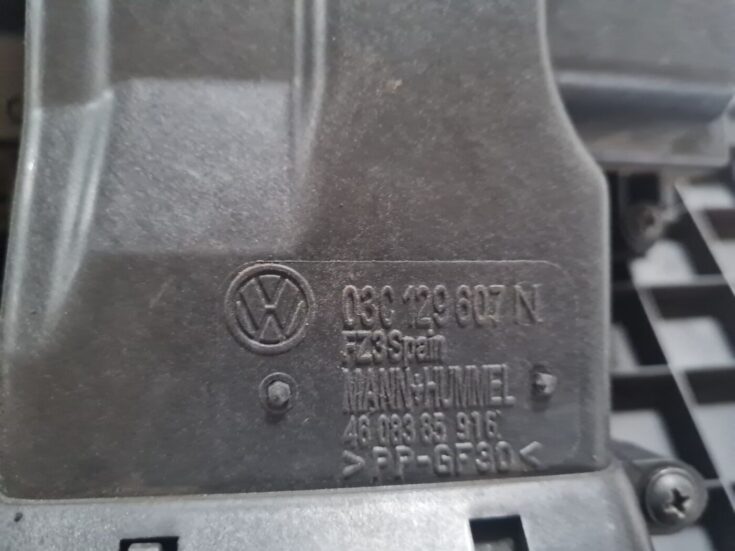 Dzinēja dekoratīvais vāks priekš VW GOLF 5 2004