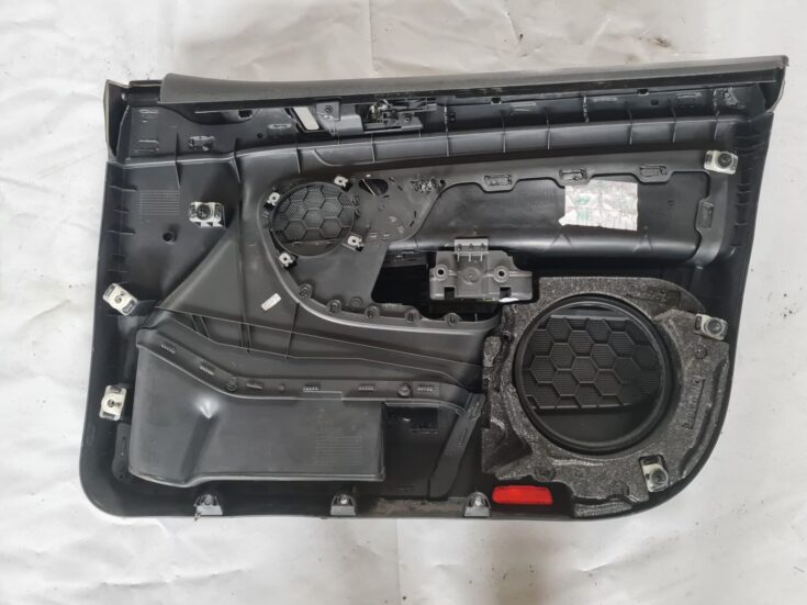 Priekšējo kreiso durvju apdare priekš VW GOLF 5 2004