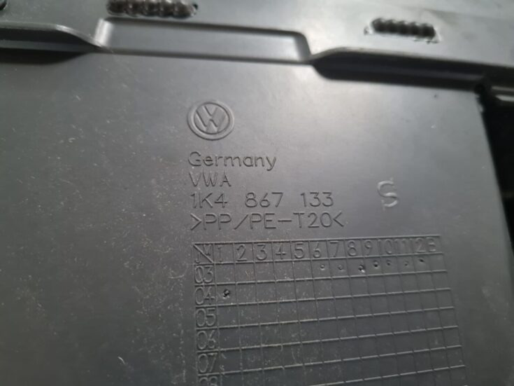 Priekšējo kreiso durvju apdare priekš VW GOLF 5 2004