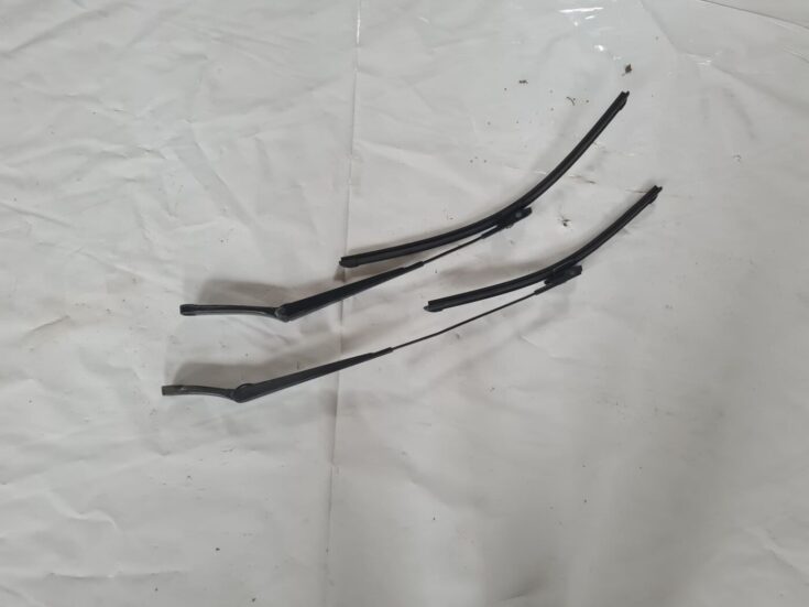 Vējstikla slotu turētāju komplekts priekš VW GOLF 5 2004