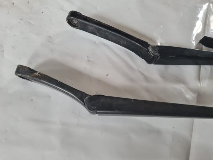Vējstikla slotu turētāju komplekts priekš VW GOLF 5 2004