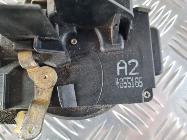 Priekšējo labo durvju slēdzene priekš SAAB 9-5 1999