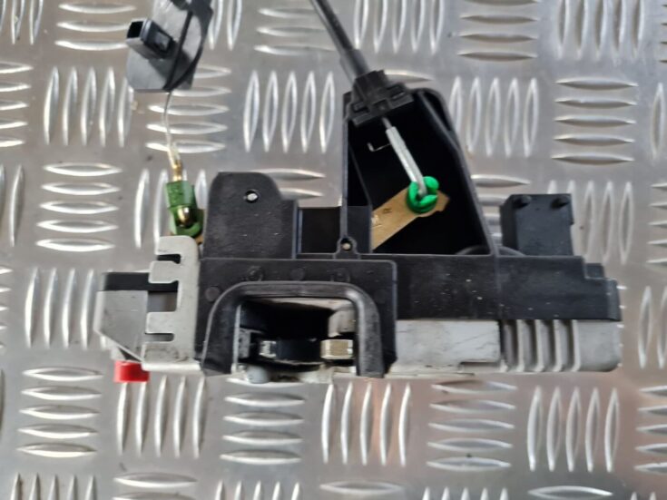 Aizmugurējo labo durvju slēdzene priekš SAAB 9-5 1999