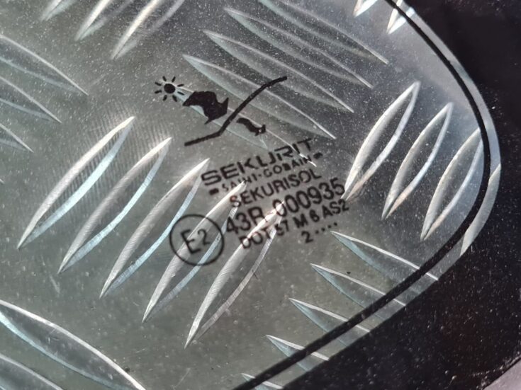 Kreiso durvju stūra stikls priekš SAAB 9-5 1999