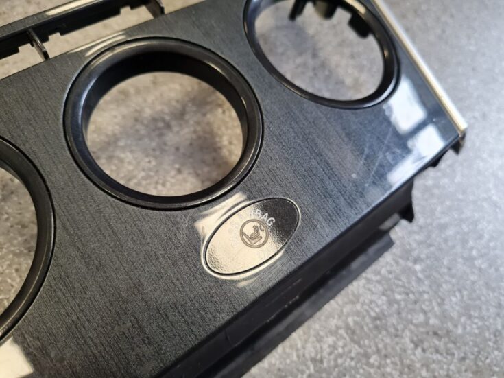 Mērinstrumentu paneļa dekoratīvais rāmis priekš MAZDA 6 2006