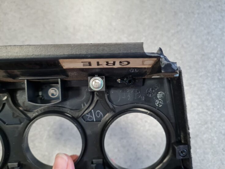Mērinstrumentu paneļa dekoratīvais rāmis priekš MAZDA 6 2006
