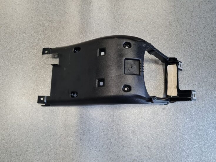 Centrālās konsoles iekšējā plastmasa priekš VOLVO C30 2008 SILVER
