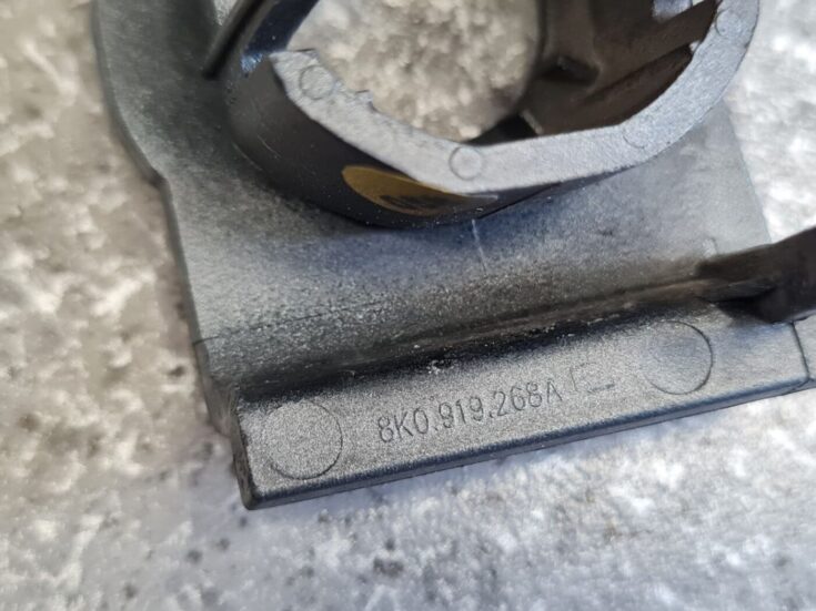 Parkošanās devēja stiprinājums priekš AUDI A4 2009-2013