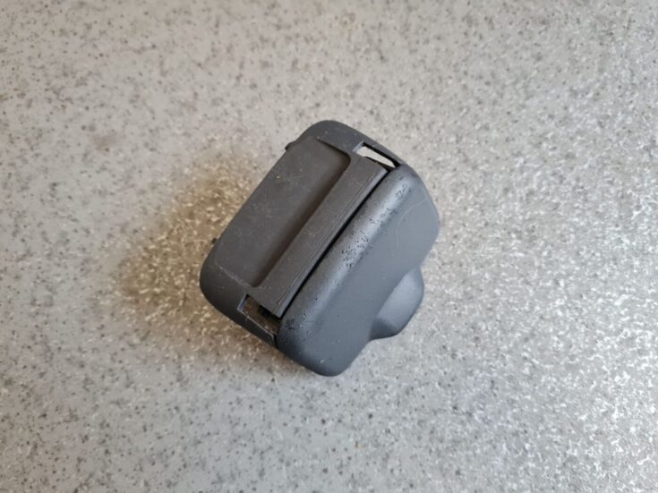 Centrālās konsoles nodalījums priekš VOLVO V70 2000