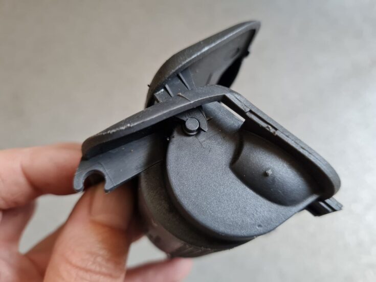 Centrālās konsoles nodalījums priekš VOLVO V70 2000