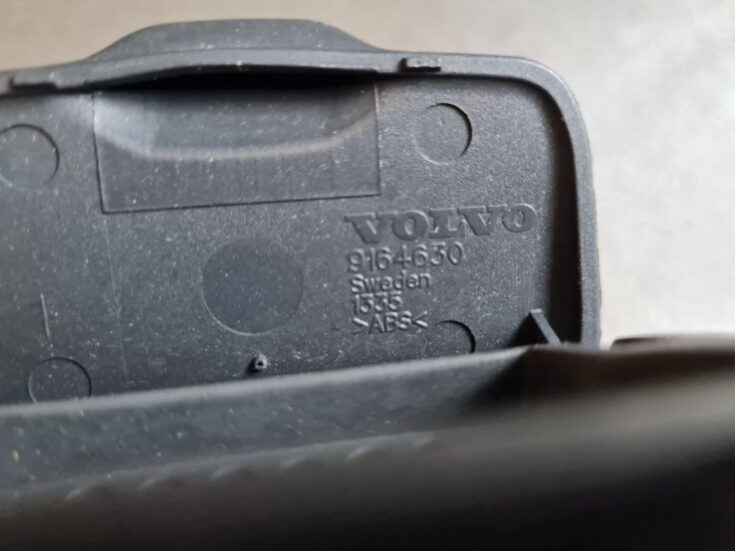 Centrālās konsoles nodalījums priekš VOLVO V70 2000