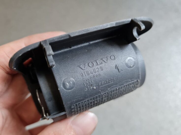 Centrālās konsoles nodalījums priekš VOLVO V70 2000