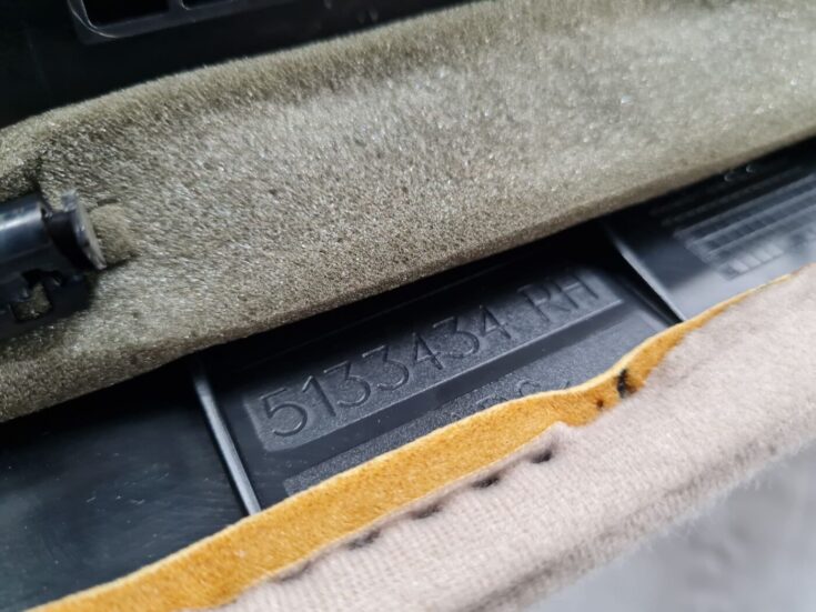 Priekšējas salona statnes apdare priekš SAAB 9-5 1999