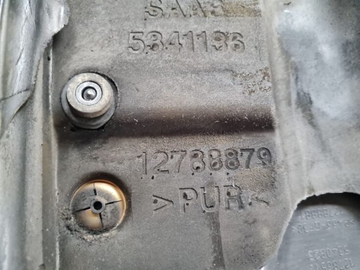 Dzinēja dekoratīvais vāks priekš SAAB 9-5 1999