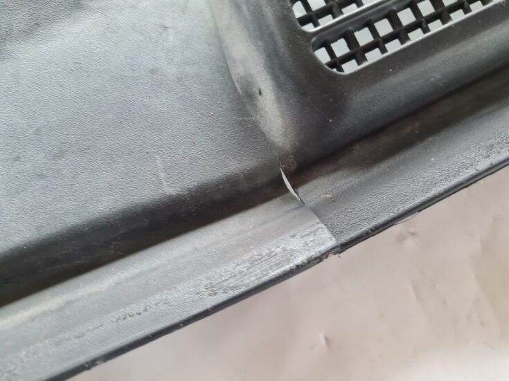 Vējstikla uzlikas (deflektora) režģis priekš SAAB 9-5 1999