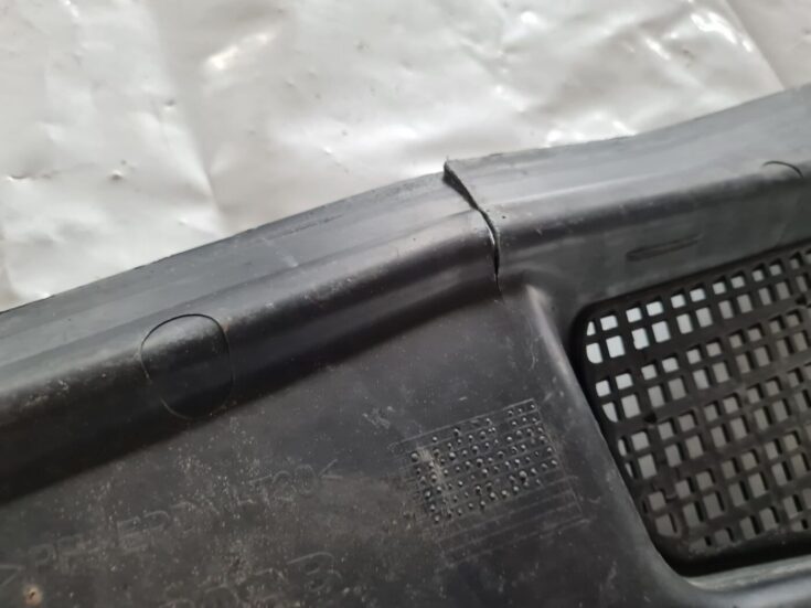 Vējstikla uzlikas (deflektora) režģis priekš SAAB 9-5 1999