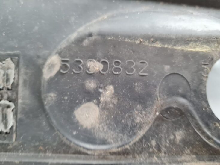 Vējstikla uzlikas (deflektora) režģis priekš SAAB 9-5 1999