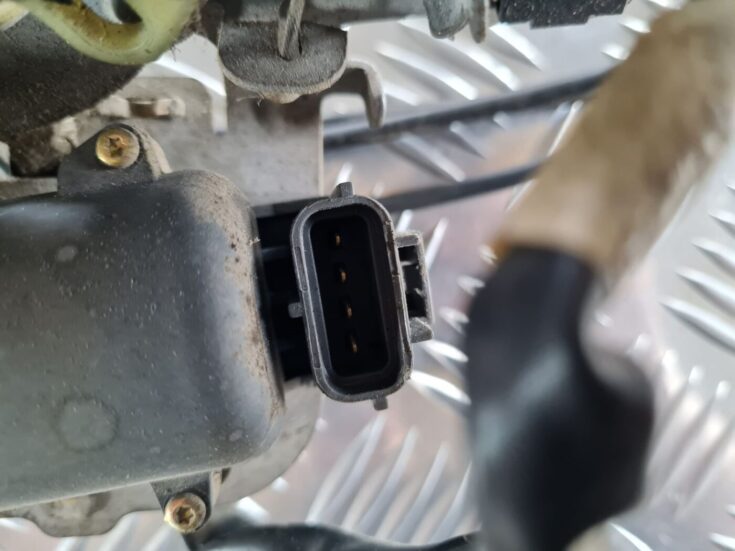 Aizmugurējo kreiso durvju slēdzene priekš CHRYSLER VOYAGER 2006