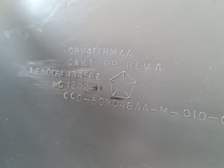 Centrālās konsoles (apdares) sānu panelis priekš CHRYSLER VOYAGER 2006