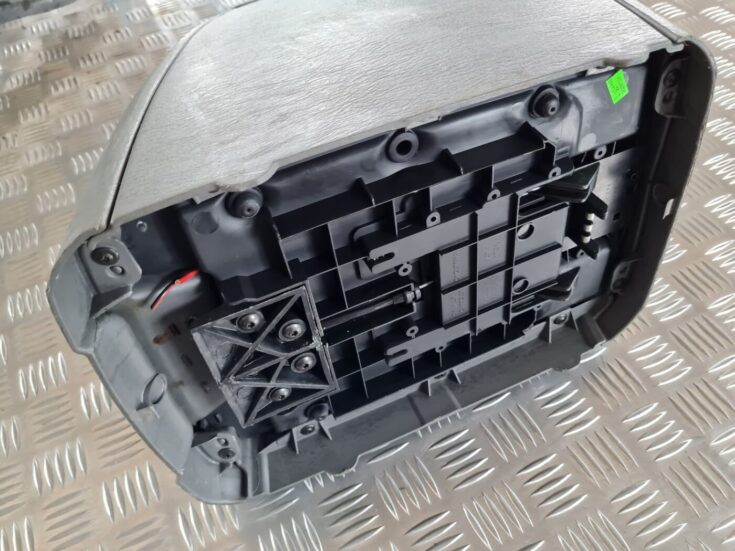 Centrālās konsoles apdares lielākā daļa priekš CHRYSLER VOYAGER 2006