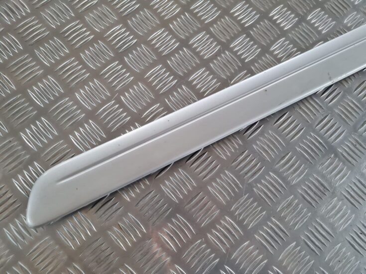 Priekšējo labo durvju moldings priekš CHRYSLER VOYAGER 2006