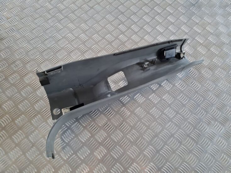 Vidējas salona statnes apdare priekš CHRYSLER VOYAGER 2006