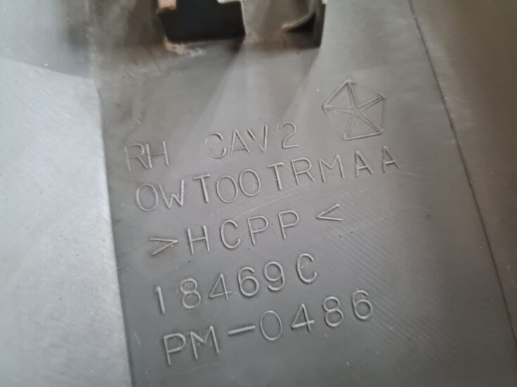 Vidējas salona statnes apdare priekš CHRYSLER VOYAGER 2006