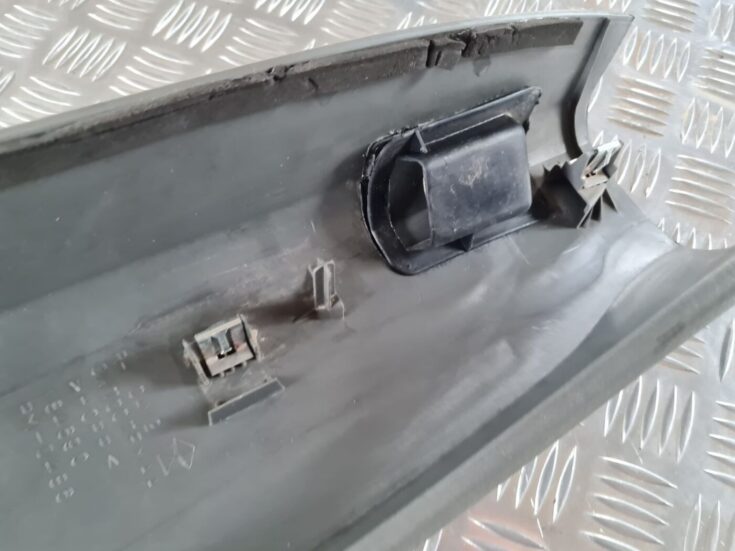 Vidējas salona statnes apdare priekš CHRYSLER VOYAGER 2006