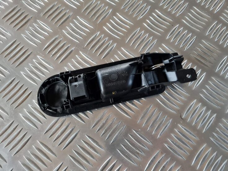 Salona durvju rokturis, aizmugures kreisais priekš VW GOLF IV 1999