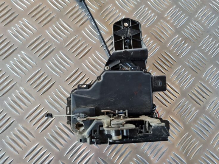 Priekšējo labo durvju slēdzene priekš VW GOLF IV 1999