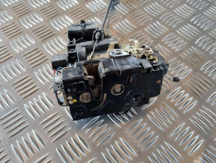 Priekšējo labo durvju slēdzene priekš VW GOLF IV 1999