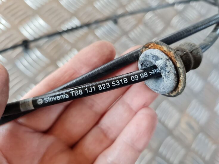 Pārsega slēdzenes trose priekš VW GOLF IV 1999